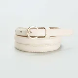 Pack de tres cinturones finos de cuero sintético en colores negro, marrón y blanco, con hebilla dorada en forma de semicírculo.