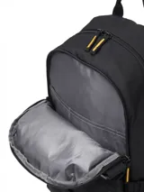 Mochila Cat modelo Melbourne Urban color negro, con dos compartimentos principales con cierre, correas ajustables, compartimento acolchado para portátil, bolsillos laterales elásticos y correas frontales para skateboard.