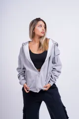 Campera marrón con cierre frontal, capucha con cordones y bolsillos laterales.