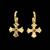 Aros de bronce dorado tipo argolla con dijes colgantes en forma de cruz de diseño texturizado, con una piedra oscura incrustada en el centro.