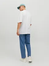 Camiseta blanca de manga corta y cuello redondo, corte holgado.