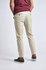Pantalón chino color beige de gabardina, corte regular y logo bordado.
