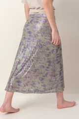 Pollera midi de lentejuelas color verde oliva con estampado abstracto en tonos lila.