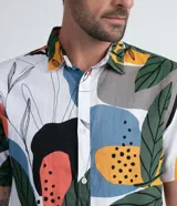 Camisa de manga corta con estampado de follaje multicolor. Fabricada con una mezcla de lino y algodón.