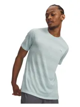 Remera deportiva Under Armour de manga corta, confeccionada en tejido técnico ligero con textura jacquard para mayor ventilación. Presenta cuello redondo y logo de la marca estampado en el pecho.