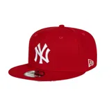 Gorra tipo snapback de New Era con visera plana, color rojo con el logo de los New York Yankees bordado en blanco en el frente y logo de la marca en el lateral.