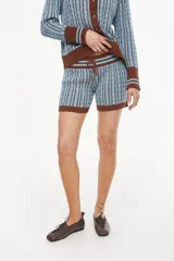 Short de punto celeste con detalles en marrón, confeccionado en mezcla de algodón y acrílico, con cintura elástica ajustable mediante cordón y diseño texturizado.