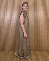 Vestido midi verde militar de rayas verticales blancas, con cuello alto con volados, mangas cortas con volados y cierre frontal completo de botones.