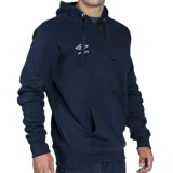 Canguro deportivo con capucha y cordones ajustables, confeccionado en tejido de algodón y poliéster. Presenta un bolsillo frontal tipo canguro, puños y ruedo acanalados, y el logo de la marca bordado en el pecho.