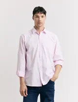 Camisa blanca de vestir, de corte clásico, con cuello italiano y mangas largas.
