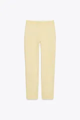 Pantalón de vestir amarillo pálido, de tiro alto, corte recto y largo a la altura del tobillo.