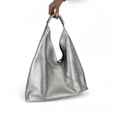Bolso tipo hobo de gran capacidad, color plateado metalizado con textura granulada. Cuenta con un asa superior reforzada y cierre superior con cremallera.