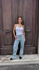 Jean de corte recto y tiro alto color celeste, confeccionado en denim con delicados brillos aplicados en la parte frontal.