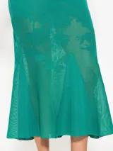 Pollera midi azul marino, ajustada al cuerpo hasta las rodillas y con terminación acampanada. Tejido calado con diseño floral.