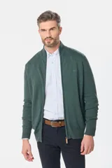 Campera tejida de algodón azul con cierre frontal y cuello alto. Corte clásico.