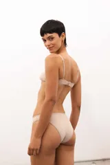 Vedetina de corte clásico color negro, con tiro medio y cobertura completa en la parte trasera.