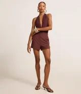 Short femenino corto color marrón, confeccionado en bengalina de viscosa certificada, con cintura fija y cierre por cremallera lateral.