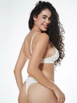 Bombacha tipo colaless de tiro alto, confeccionada en tejido acanalado color rosa viejo, con detalle de etiqueta pequeña en la parte frontal.