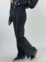 Pantalón de jean azul oscuro, de corte acampanado.