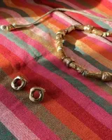 Par de aros dorados con forma cuadrada irregular y centro hueco.