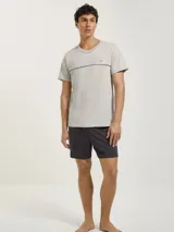 Pijama de algodón compuesto por una remera de manga corta con detalle de costura horizontal en el pecho y un short liso con cintura elástica.