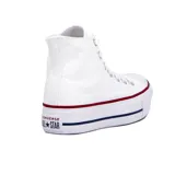 Zapatillas de lona blancas de caña alta con plataforma y suela con detalles en líneas rojas y azules.