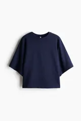 Remera oversized de felpa liviana color azul marino, con cuello redondo ribeteado y mangas anchas al codo.