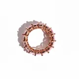 Anillo de acero con acabado en oro rosa, con cristales ovalados rosas engarzados en todo el contorno.