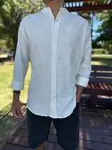 Camisa oversize de lino color crudo, con cuello mao y manga larga.