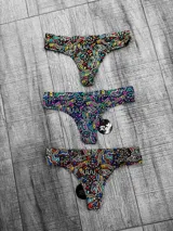 Pack de tres bombachas colaless estampadas con diseños abstractos en colores vibrantes.