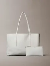 Cartera tipo tote de color blanco con estampado sutil de monograma CK de Calvin Klein, asas dobles largas y monedero o neceser mini incorporado con cierre.