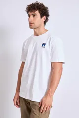 Remera manga corta color lila con logo bordado en el pecho.