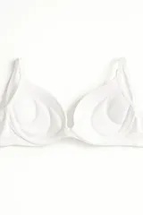 Soutien push up de microfibra con aro y copas preformadas. Presenta un diseño sin costuras con breteles regulables.