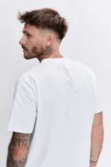 Remera de algodón color azul marino, de corte clásico y cuello redondo, con un pequeño logo bordado en el pecho.