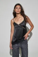Musculosa de satén color negro, con escote en V y detalles de encaje en el borde del escote y en el ruedo.