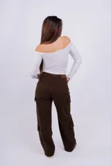 Remera negra con escote off-shoulder y mangas largas.