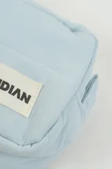 Neceser pequeño de color amarillo claro, con diseño acolchado y cierre superior blanco. Incluye una etiqueta con el logo de la marca Indian en el frente.