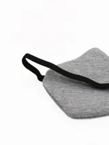 Antifaz para dormir de tela gris con forma de orejas de gato, bordado con la frase 'cat nap', bigotes y un corazón blanco en el centro.