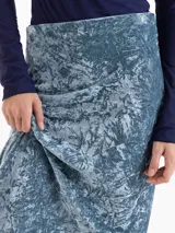 Pollera midi de corte al bies confeccionada en terciopelo con acabado brillante y textura arrugada.