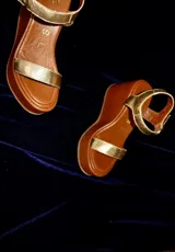 Sandalias de cuero color marrón chocolate con plataforma y taco corrido. Tira ancha sobre los dedos y tira al tobillo con hebilla dorada.