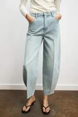 Jeans de tiro medio con corte tapered y largo completo. Presentan diseño de cinco bolsillos, trabillas en la cintura y cierre frontal con cremallera y botón, con un acabado de efecto lavado.