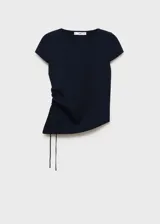 Jersey de punto fino color azul marino, con cuello redondo, manga corta y bajo asimétrico.