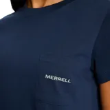 Remera de corte holgado color azul marino, con cuello redondo, mangas cortas y un bolsillo frontal en el lado izquierdo que incluye el logo de la marca bordado.