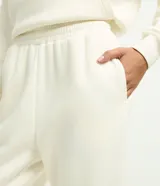 Pantalón jogger de mujer confeccionado en tejido fleece de algodón y poliéster. Presenta un corte holgado con cintura elástica y puños ajustados en el bajo.