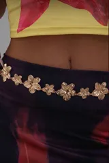 Cadena dorada para el cuerpo con dijes de sol.