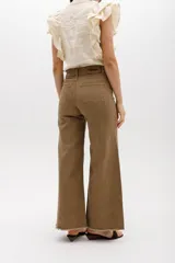Pantalón wide leg color crudo, con textura de pequeños tajitos.