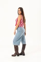 Bermuda de jean celeste, de tiro medio, con bolsillos delanteros y traseros.