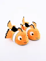 Pantuflas de peluche con forma de pez payaso naranja con rayas blancas y detalles en negro.
