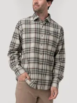 Camisa de manga larga RKF confeccionada en algodón orgánico, con diseño de cuadros en tonos beige, verde y naranja. Presenta cuello clásico, cierre frontal con botones y un bolsillo en el pecho con el logo de la marca bordado.