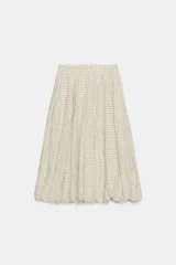 Falda midi de tiro medio color beige con estampado de cuadros finos oscuros. Presenta pliegues en la cintura y bajo abullonado con acabado evasé, de Zara Woman Collection.